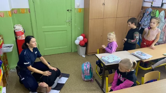 Tczew - Policjantka szkoli uczniów z bezpieczeństwa