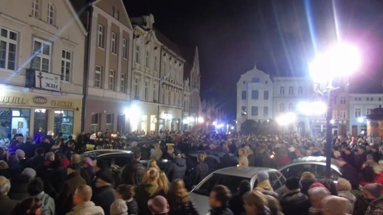 Tczew - Droga krzyżowa na Starym Mieście. Tłumy tczewian na ulicach