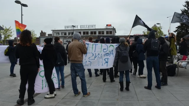 Tczew - Pikiety narodowców i środowisk antyfaszystowskich zakończyły się bijatyką