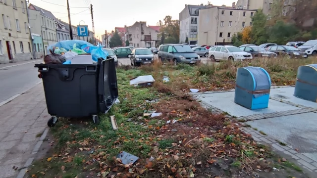 Tczew - Śmietniki głębinowe przy Wąskiej to żart ?