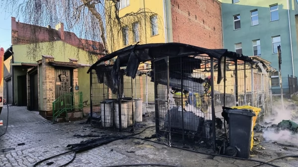 Tczew - Zamiast gasić, dorzucali śmieci?