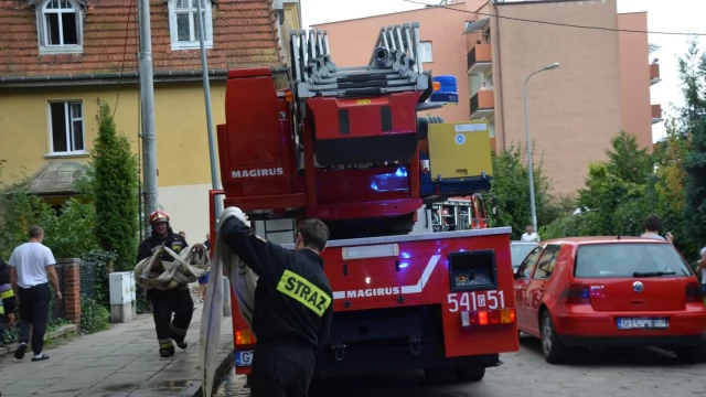 Tczew - Pożar na Zielonej. Strażacy wynieśli z mieszkania mężczyznę