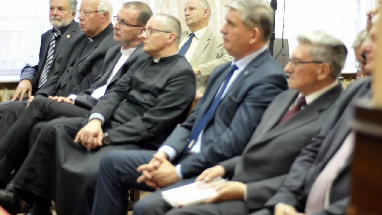 Tczew - Arcybiskup senior Henryk Muszyński w Miejskiej Bibliotece Publicznej