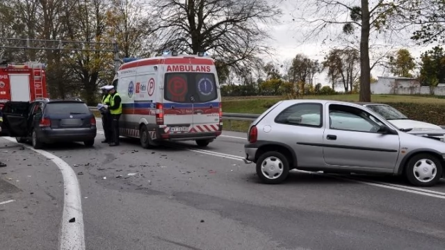 Tczew - Wstępna przyczyna wypadku w Czarlinie - 83-letni kierowca opla nie ustąpił pierwszeństwa