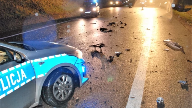 Tczew - Policja wyjaśnia okoliczności tragedii w Jeleniu. Kierowca zjechał na przeciwny pas ruchu
