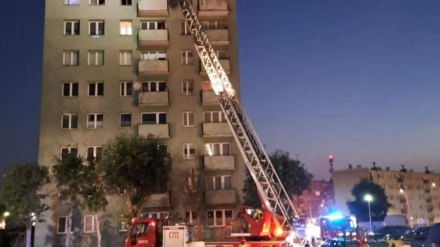 Tczew - Nocny pożar w wieżowcu. Płomienie buchały przez okno