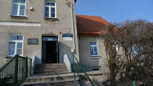 Tczew -  Piasecka szkoła doczeka się  toalet - teraz uczniowie chodzą do sąsiedniego budynku