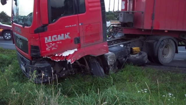 Tczew - Osobowy mercedes zderzył się z ciężarówką - jedna osoba nie żyje