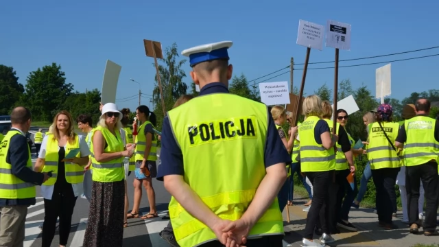 Tczew - Pracownicy inspekcji weterynaryjnej zablokowali dk 22. Walczą o godne płace