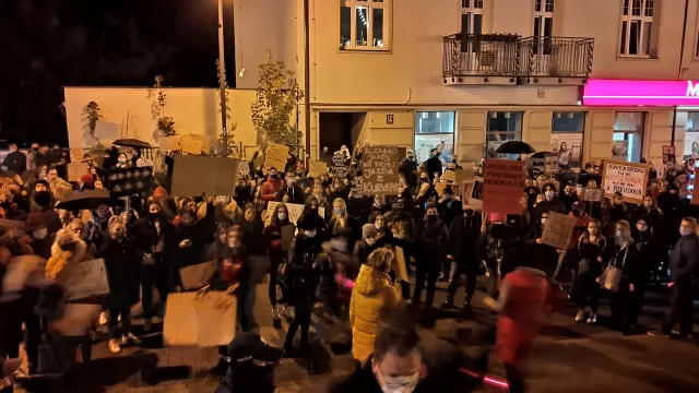 Tczew - Protesty ws. aborcji nie ustają. "Wybaczcie utrudnienia, Tczew ma rząd do obalenia" [FILM]