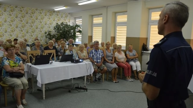 Tczew - Policjanci pouczali seniorów jak nie paść ofiarą oszustów