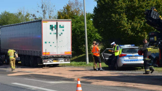 Tczew - Al. Solidarności. Zderzenie osobówki z ciężarówką - są utrudnienia w ruchu