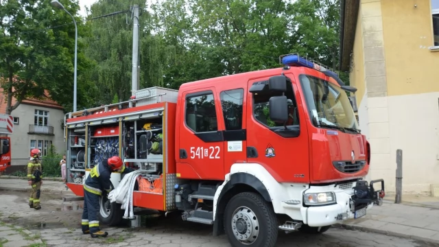Tczew - Pożar na Zielonej. Strażacy wynieśli z mieszkania mężczyznę