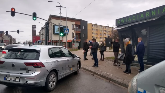 Tczew - Ciągnikiem w kwiaciarnię. Groźna kolizja na Gdańskiej