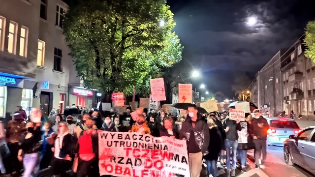 Tczew - Protesty ws. aborcji nie ustają. "Wybaczcie utrudnienia, Tczew ma rząd do obalenia" [FILM]