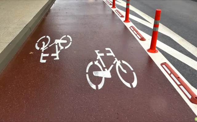 Tczew - Coraz więcej rowerzystów porusza się po polskich drogach. Tylko co czwarty jeździ w kasku