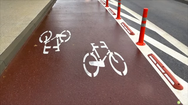 Tczew - Coraz więcej rowerzystów porusza się po polskich drogach. Tylko co czwarty jeździ w kasku