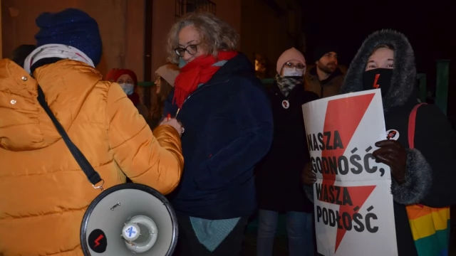 Tczew - Zbiórka podpisów pod projektem "Legalna aborcja". Narodowcy czekali z mopem. Marta Lempart w Tczewie