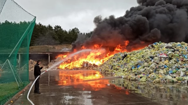 Tczew - Pożar na placu sortowani odpadów ZUOS - kilka zastępów walczy z ogniem