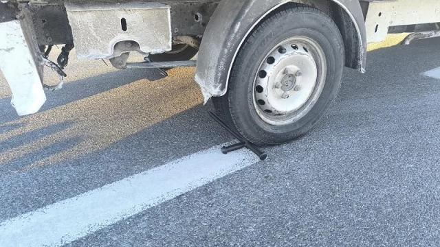 Tczew - Auto staczało się w dół bez kierowcy. Policjanci użyli służbowych pałek