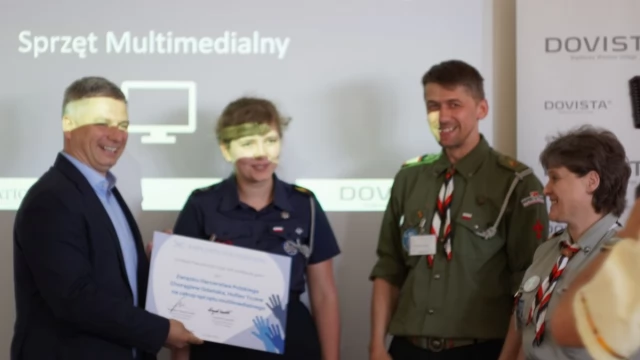 Tczew - Sprzęt multimedialny, sportowy oraz defibrylator AED- Fundacja Pracownicza Grupy VKR przyznała granty