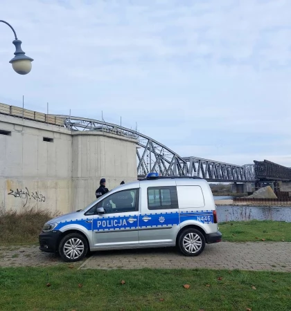 Podejrzany pakunek na moście kolejowym przez Wisłę