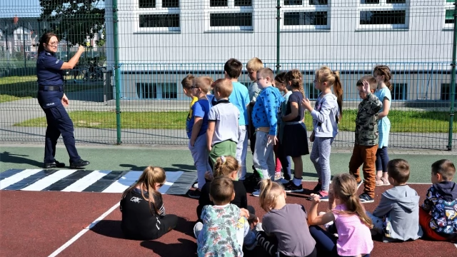 Tczew - Policjanci zachęcają do noszenia odblasków