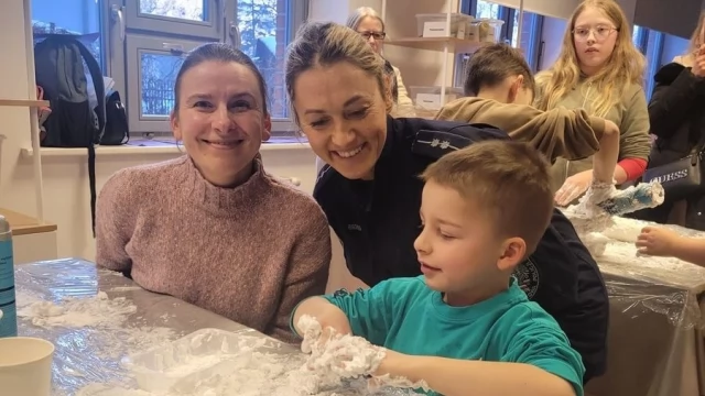 Tczew - "Jak powstaje śnieg?" - zajęcia w Fabryce Sztuk o bezpiecznych feriach