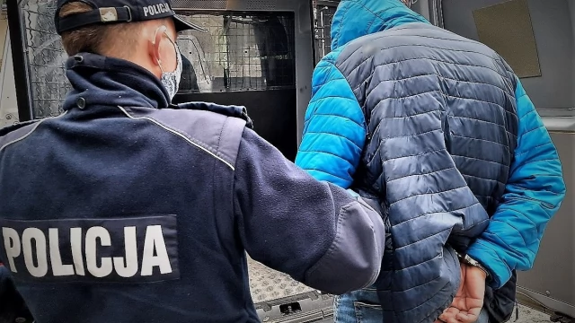 Tczew - Zatrzymani 22- i 36-latek odpowiedzą za pobicie, a 26-latek za naruszenie nietykalności policjantów