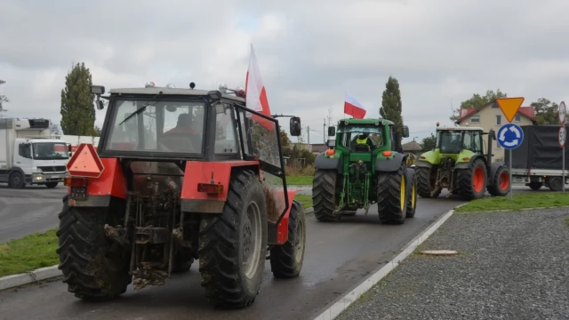 Tczew - Rolnicy wyszli na drogi. Kilkadziesiąt traktorów na rondzie łączącym dk 91 i 22