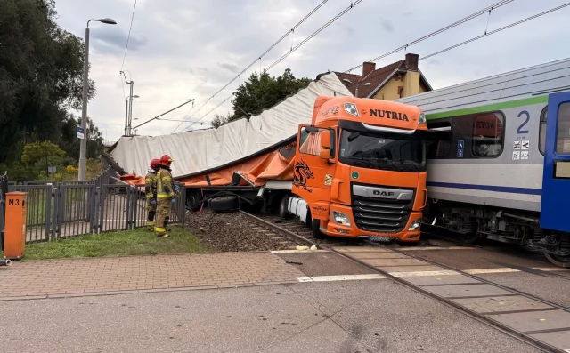 Tczew - Wypadek na przejeździe kolejowym. Utrudnienia między Tczewem a Gdańskiem