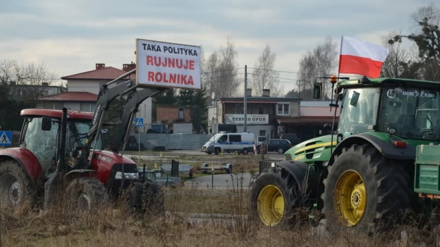 Tczew - Rolnicze miasteczko na rondzie w Czarlinie. Jest nawet trumna [WIDEO]