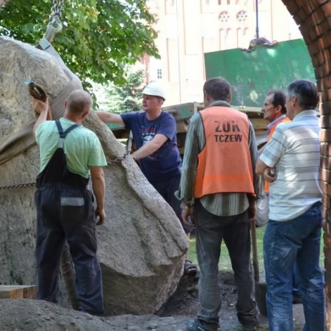 Tczew - Kilkunastotonowy głaz pojawił się w centrum Tczewa