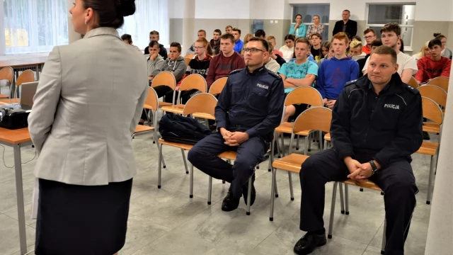 Tczew - Policjanci debatowali z młodzieżą o bezpieczeństwie