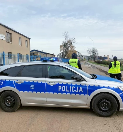 Podejrzany pakunek na moście kolejowym przez Wisłę