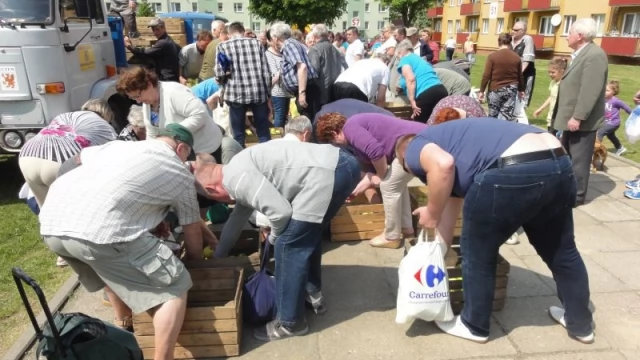 Tczew - Kolejne jabłka dla mieszkańców Suchostrzyg