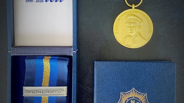 Tczew - Tczewscy policjanci z medalami 30-lecia powstania NSZZ
