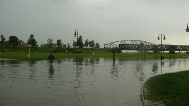 Tczew - Burza z gradobiciem nad Tczewem, w Waćmierku drzewo runęło na samochód
