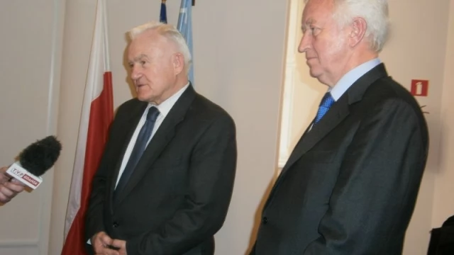 Tczew - Leszek Miller krytykuje władze województwa za nieprzekazanie środków na most w Tczewie