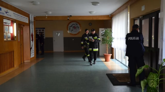 Tczew - 500 uczniów ewakuowanych z "Ekonomika". Ktoś rozpylił nieznaną substancję. Akcja również w SP1 [AKTUALIZACJA]