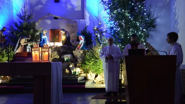 Tczew - Modlitwa, tort i sto lat na narodziny Jezusa. Pasterka w kościele szkolnym