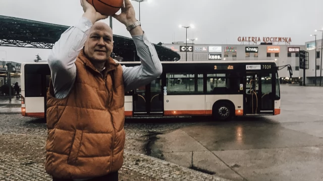 Tczew - Koszykarski Mistrz Polski za kółkiem tczewskiego autobusu