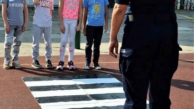 Tczew - Noś odblaski - bezpieczna droga do szkoły z policjantami