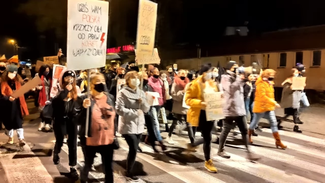 Tczew - Tczewianki i tczewianie ponownie wyszli na ulice #StrajkKobiet (WIDEO)