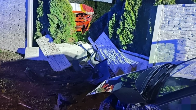 Tczew - Auto zatrzymało się na betonowym płocie, po kierowcy ani śladu