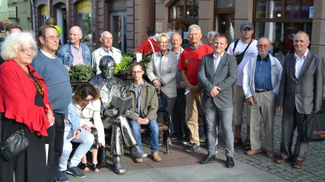Tczew - Kociewiacy u Landowskiego w 10. rocznicę śmierci poety