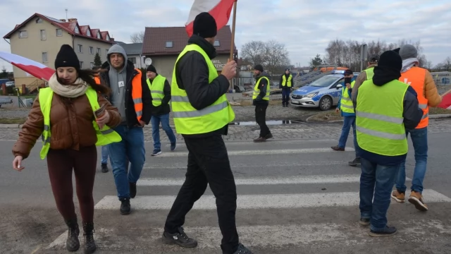 Tczew - Rolnicze miasteczko na rondzie w Czarlinie. Jest nawet trumna [WIDEO]