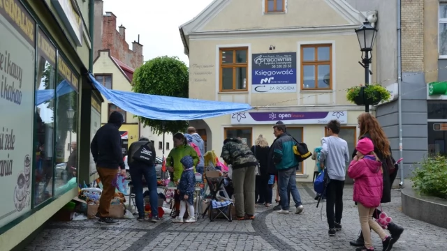 Tczew - Pchli Targ. Deszcz  nie wystraszył największych amatorów handlu pod chmurką