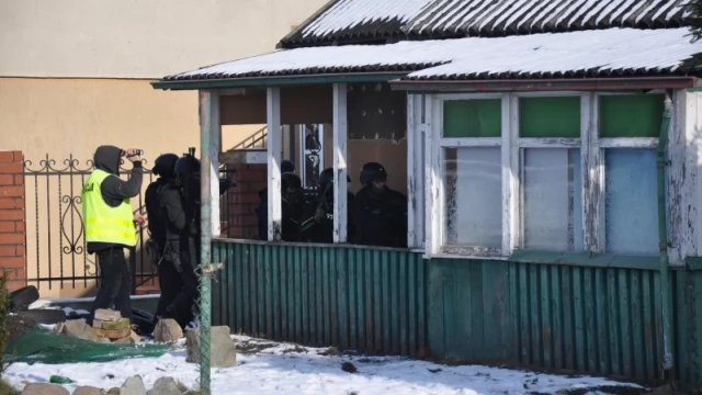 Tczew - Antyterroryści w Czarlinie szturmowali dom do rozbiórki