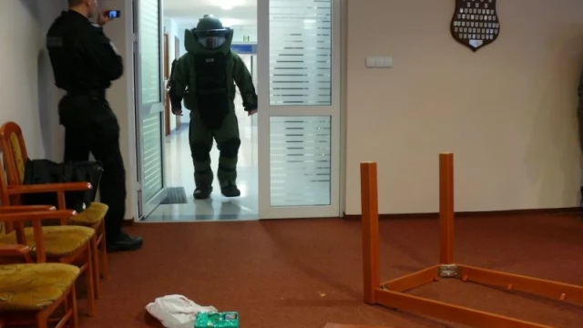 Tczew - 2,5 kilograma trotylu i kałasznikow - "rycerz nocy" sterroryzował pracowników starostwa